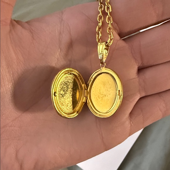 Elegant Gold and Green Pendant Necklace - Picture 2 of 4